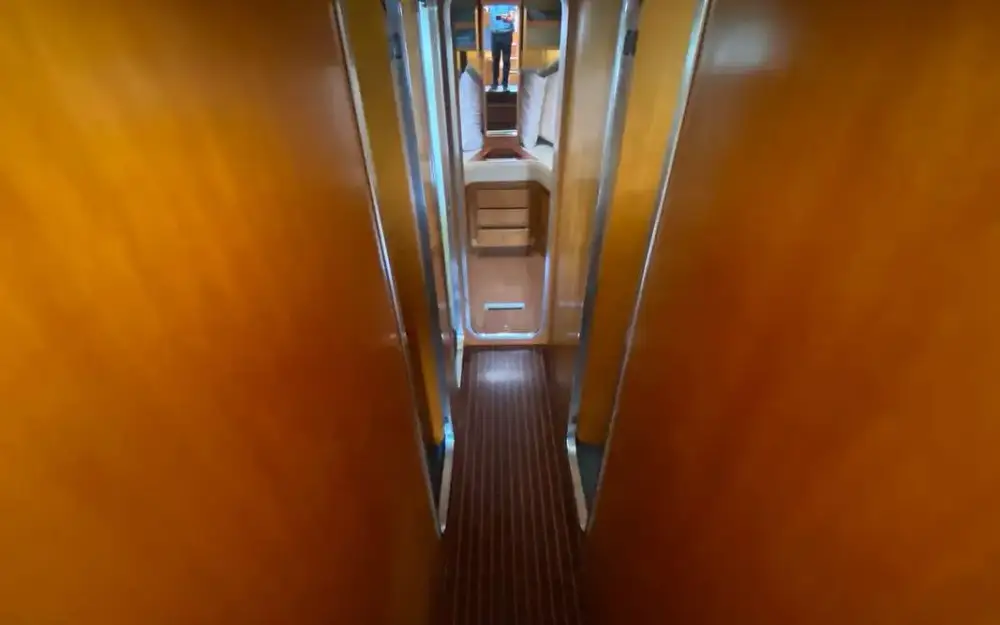 slider 33 Ferretti Altura 42