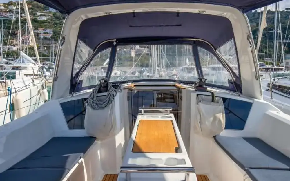 slider 4 Beneteau Oceanis 38.1