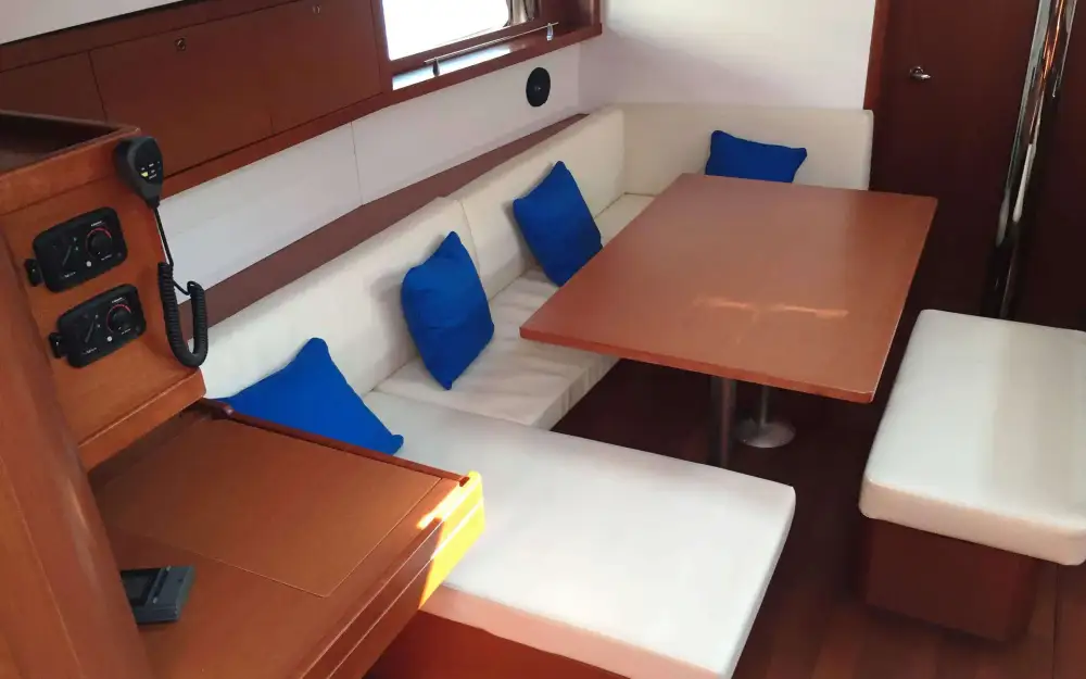 slider 3 Beneteau Oceanis 48