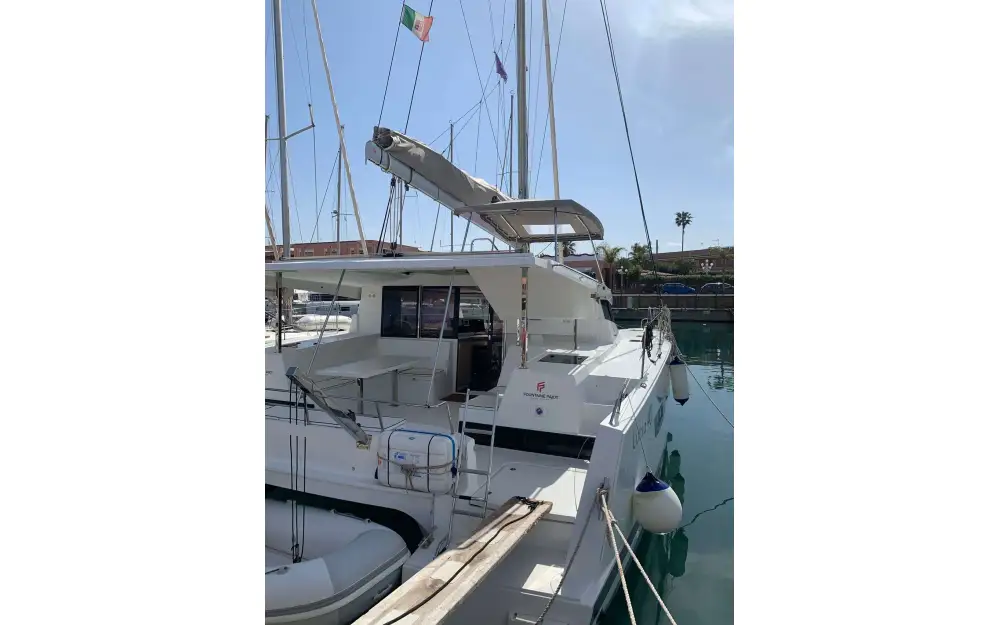 slider 1 Fountaine Pajot Lucia 40