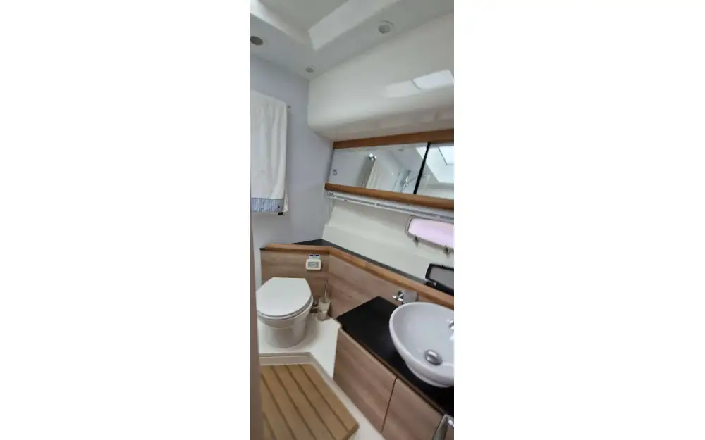 slider 9 Sealine  F 42