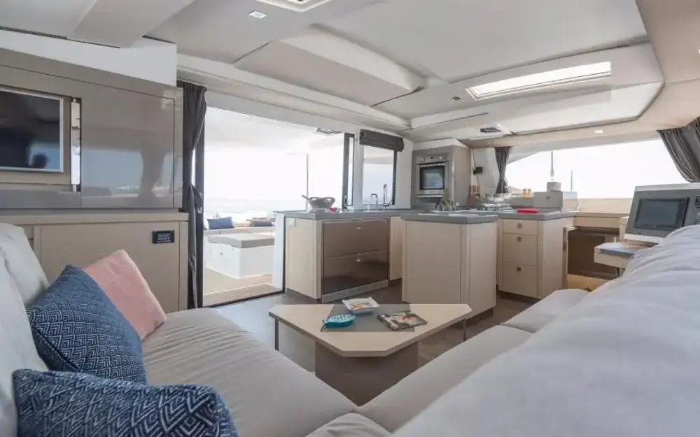 slider 12 Fountaine Pajot Saona 47