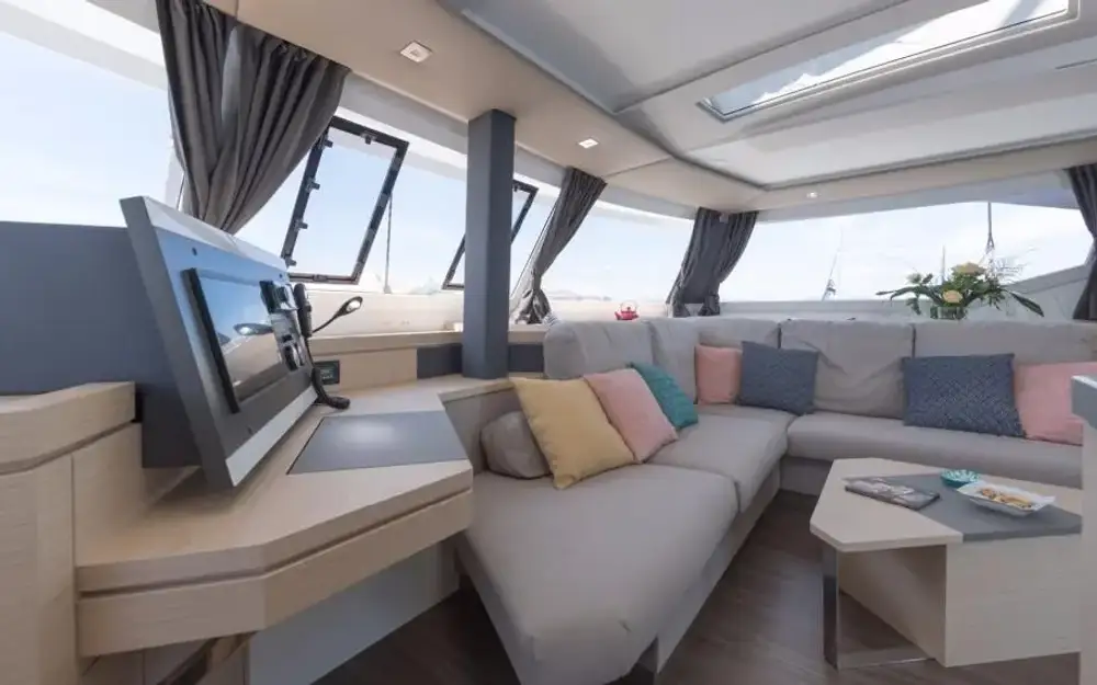 slider 13 Fountaine Pajot Saona 47