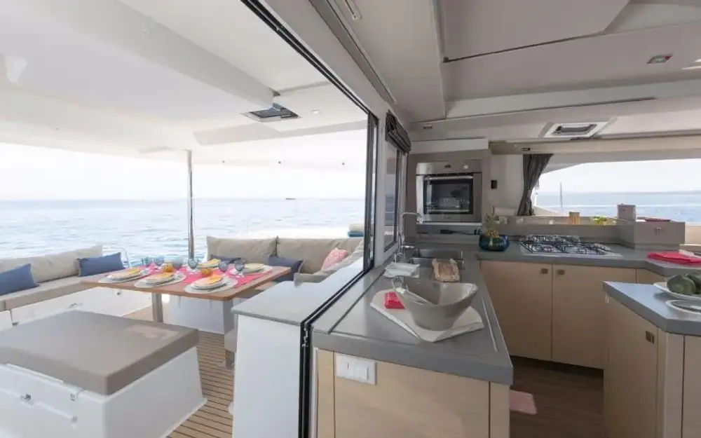 slider 14 Fountaine Pajot Saona 47