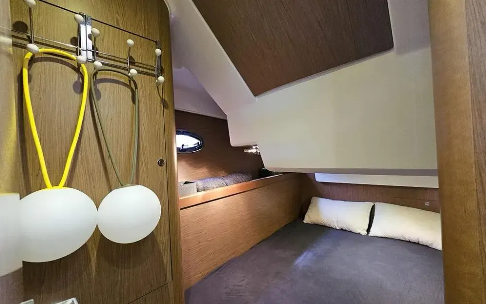 slider 26 Beneteau Antares 36