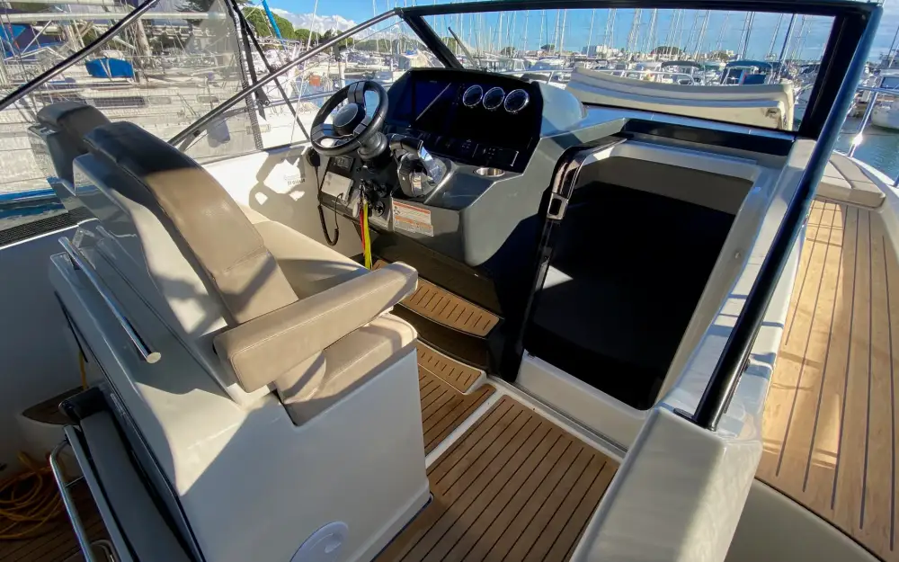 slider 31 Quicksilver Activ 875 Sundeck