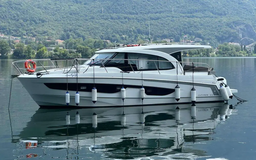 slider 0 Beneteau Antares 11