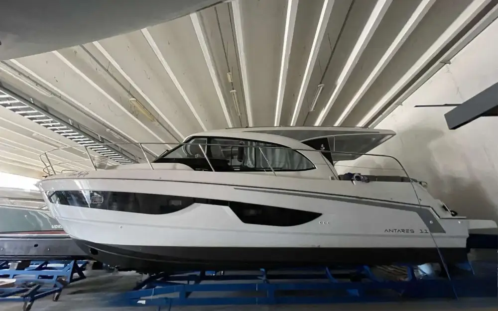 slider 18 Beneteau Antares 11