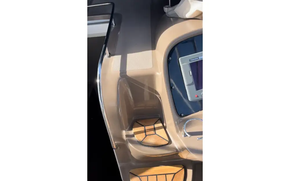 slider 8 Regal Commodore 3560