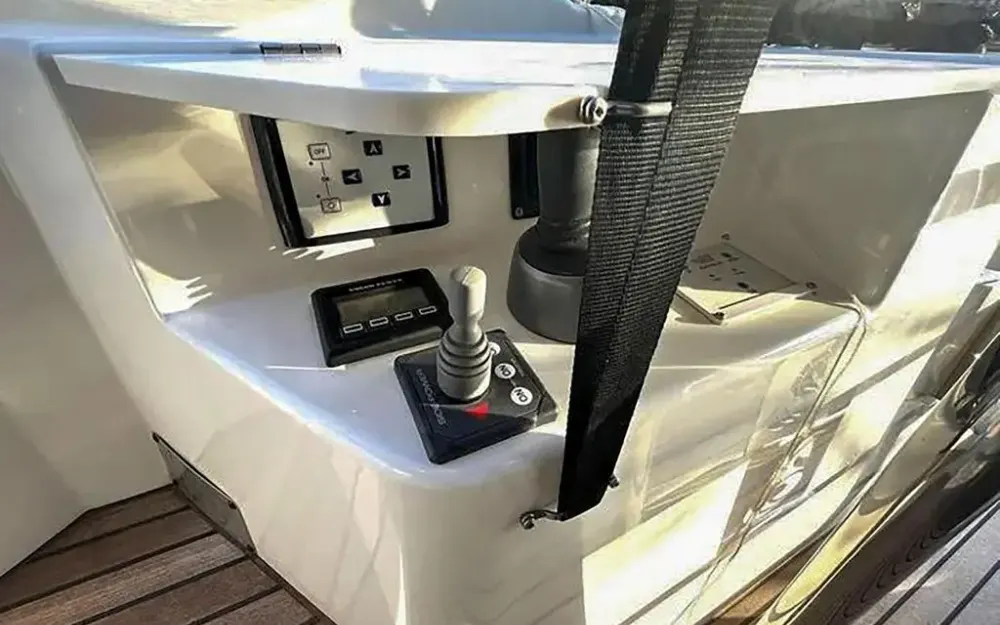 slider 14 Beneteau Monte Carlo 52