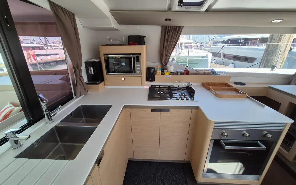 slider 11 Fountaine Pajot Tanna 47