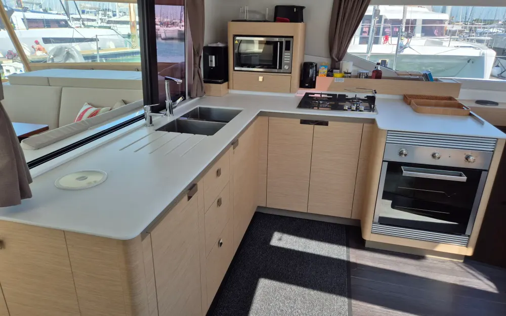 slider 7 Fountaine Pajot Tanna 47