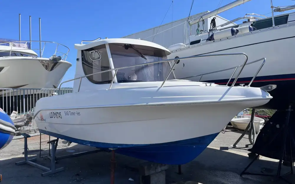 slider 0 Pacific Craft  560 Pilothouse