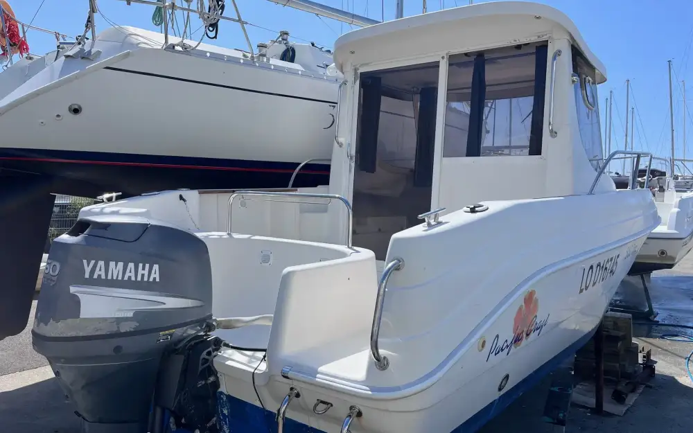 slider 1 Pacific Craft  560 Pilothouse