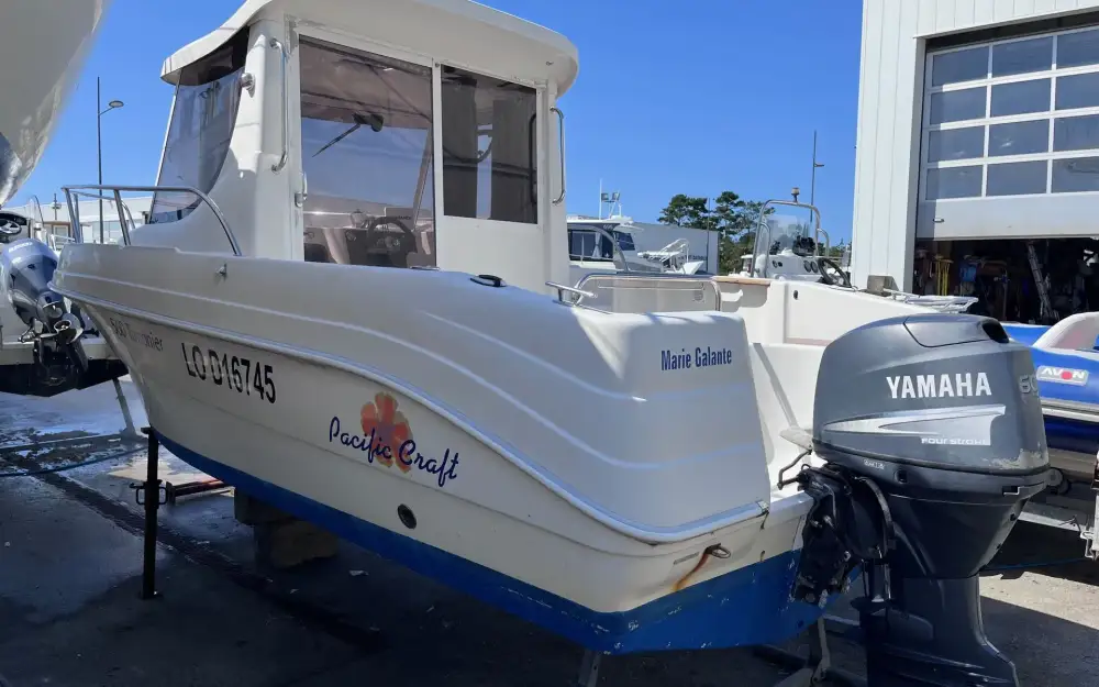 slider 2 Pacific Craft  560 Pilothouse