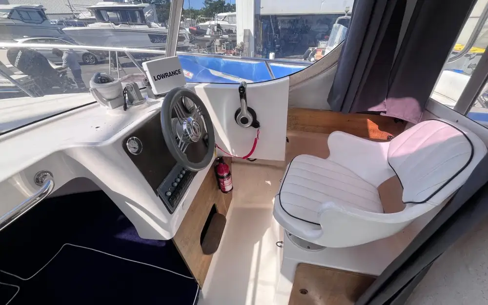slider 6 Pacific Craft  560 Pilothouse