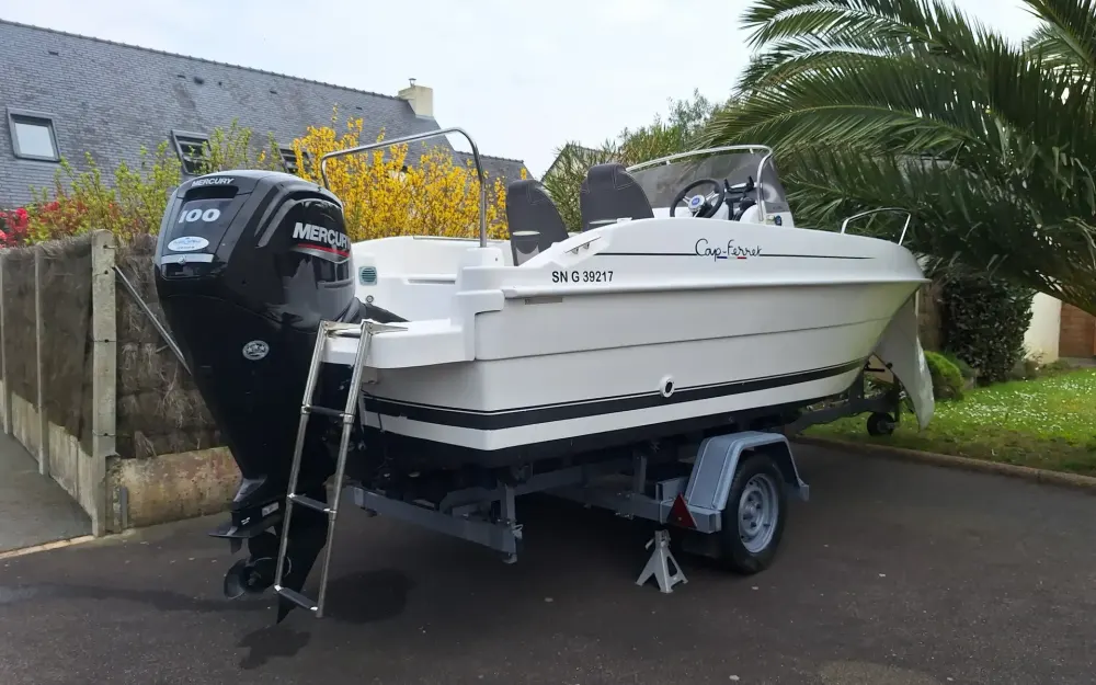 slider 1 B2 Marine Cap Ferret