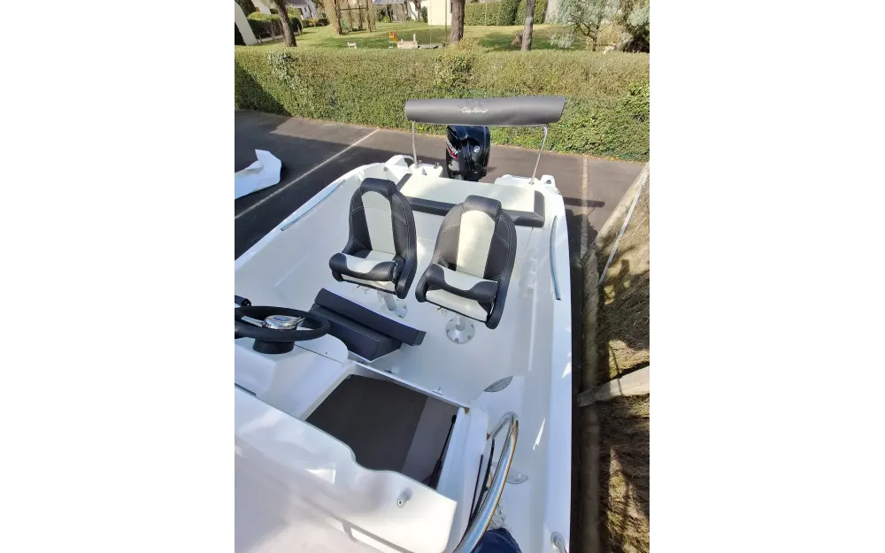 slider 3 B2 Marine Cap Ferret