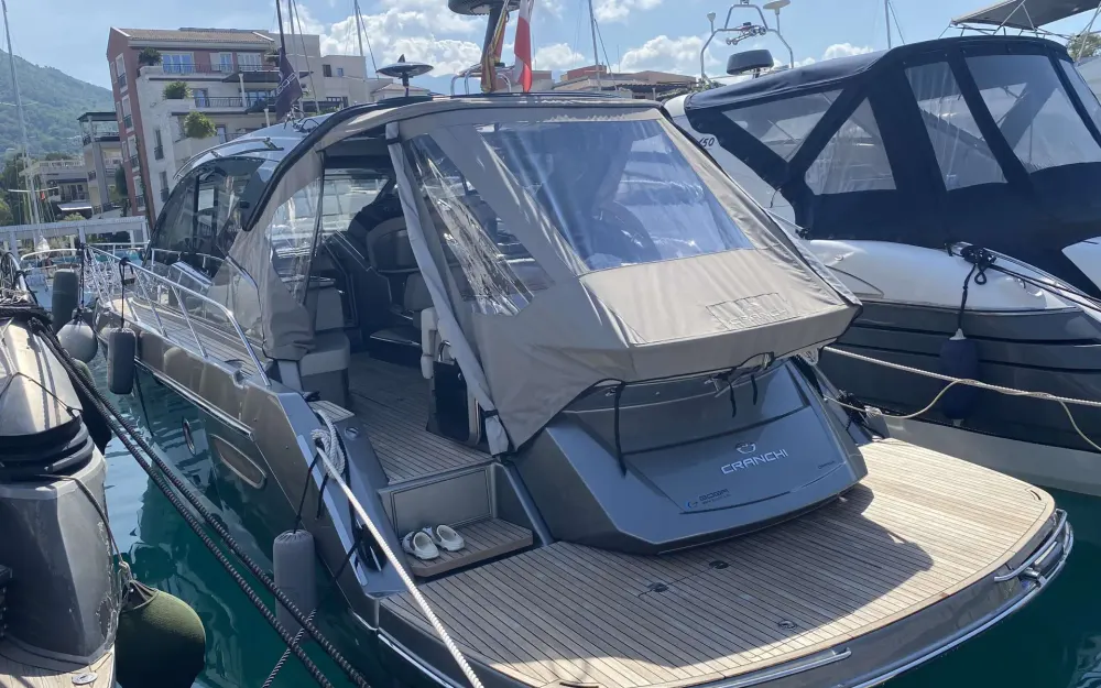 slider 19 Cranchi M 44 Hard Top