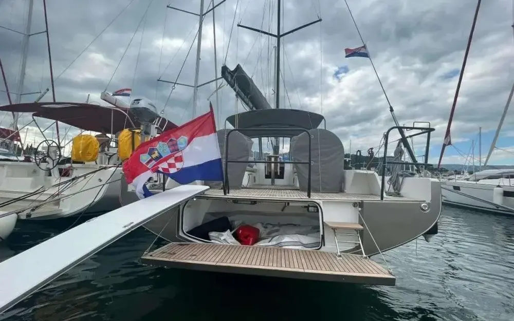 slider 8 Beneteau First 44