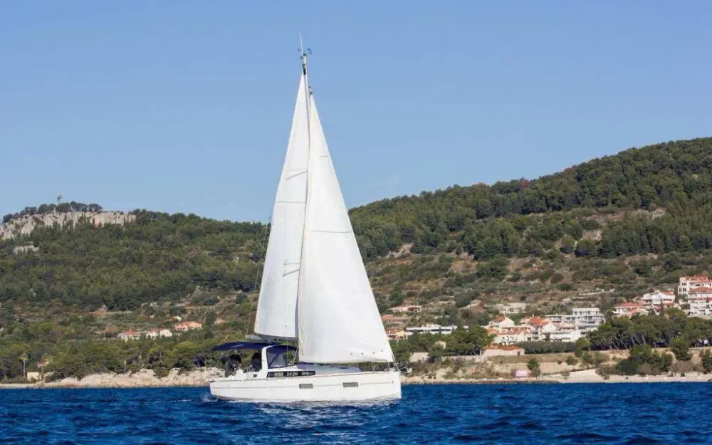 slider 1 Beneteau Oceanis 38