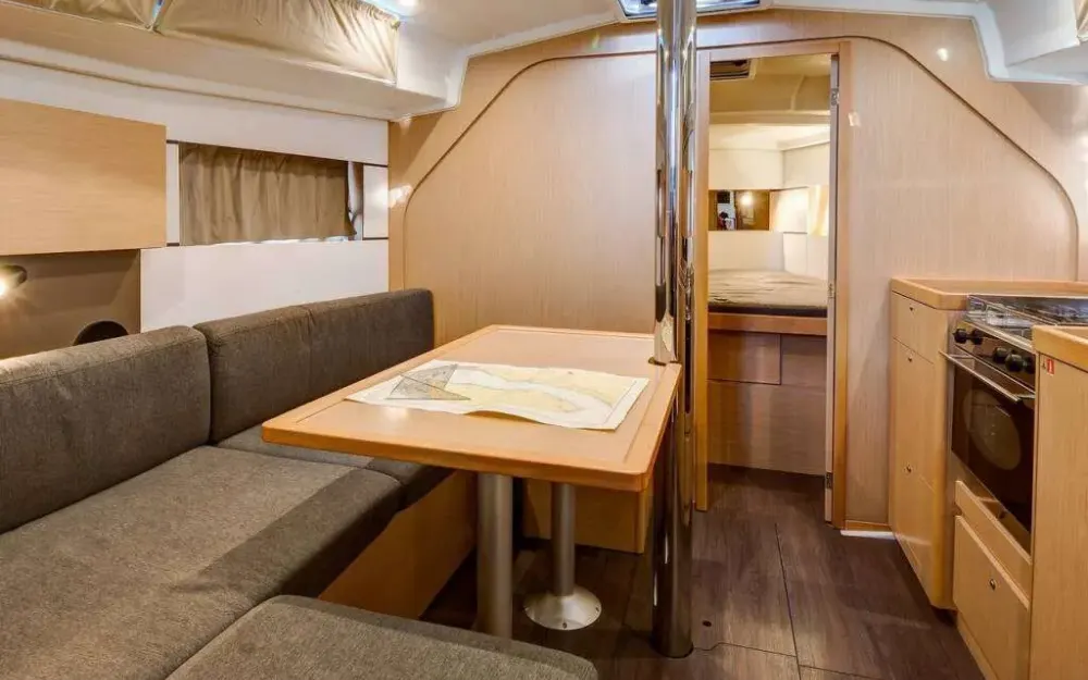 slider 2 Beneteau Oceanis 38