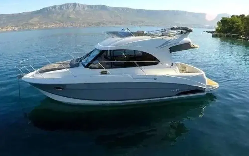 slider 1 Beneteau Antares 30 Fly