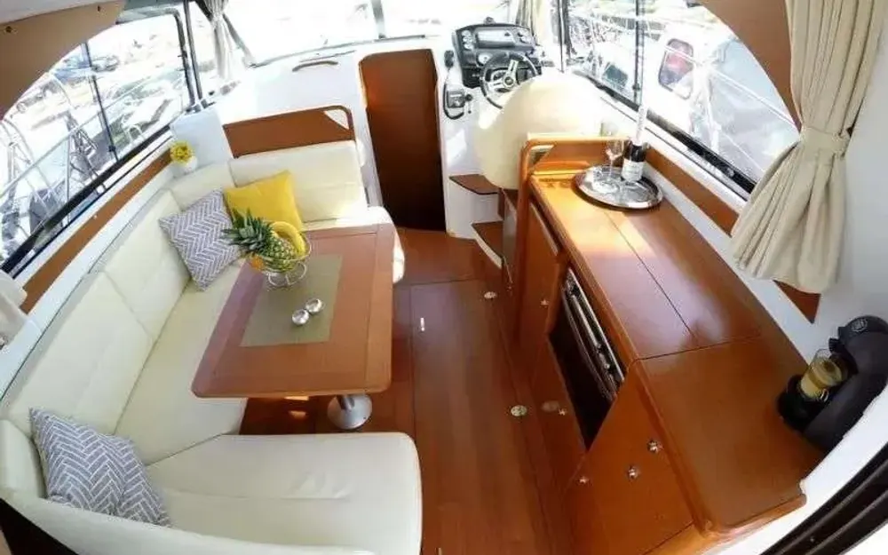 slider 2 Beneteau Antares 30 Fly