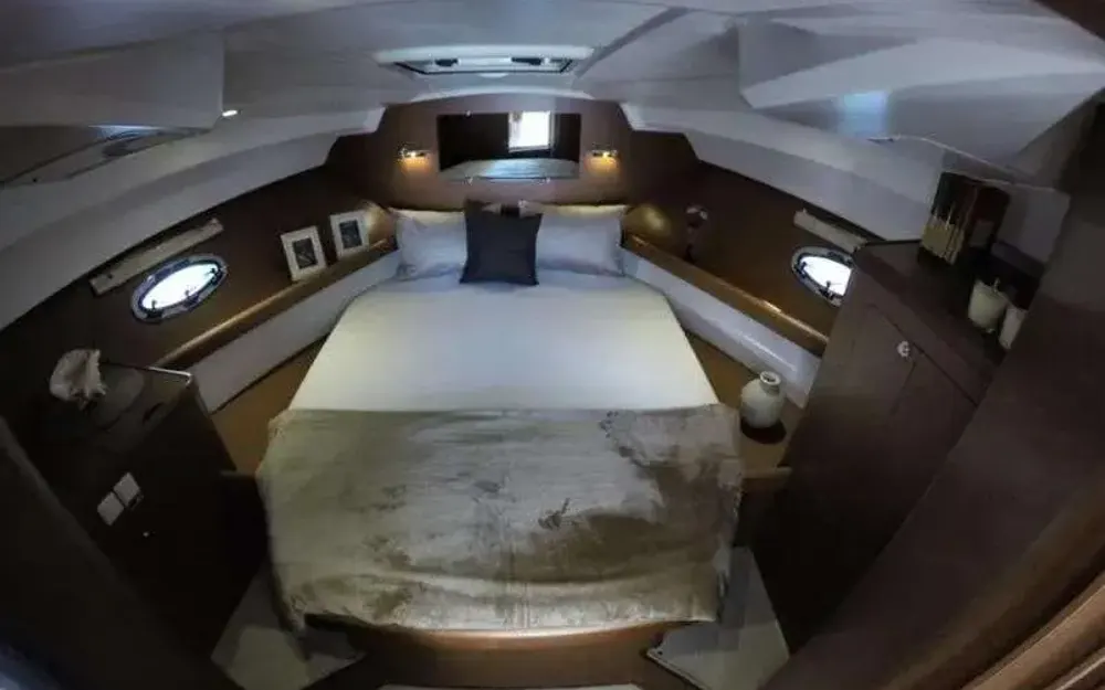 slider 4 Beneteau Antares 30 Fly