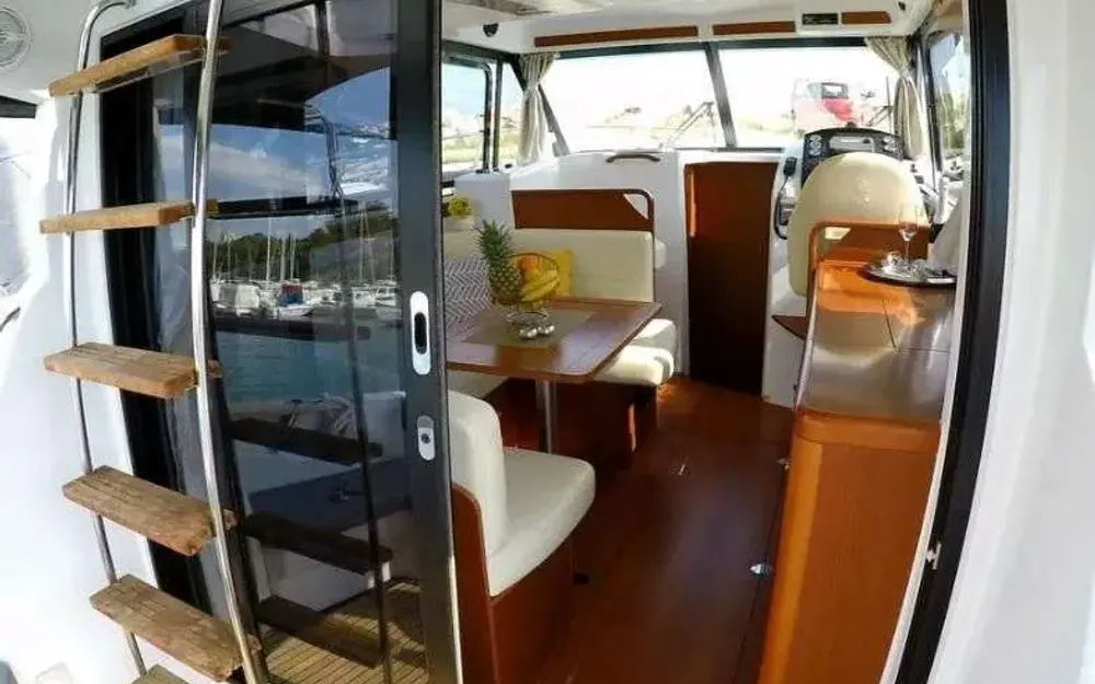 slider 5 Beneteau Antares 30 Fly