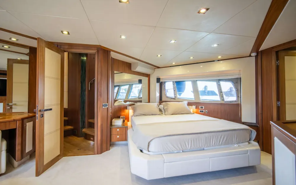 slider 15 Sunseeker Predator 92