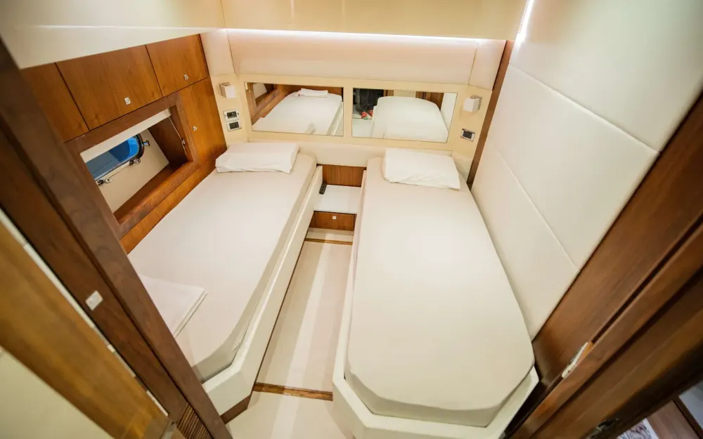 slider 6 Sunseeker Predator 92