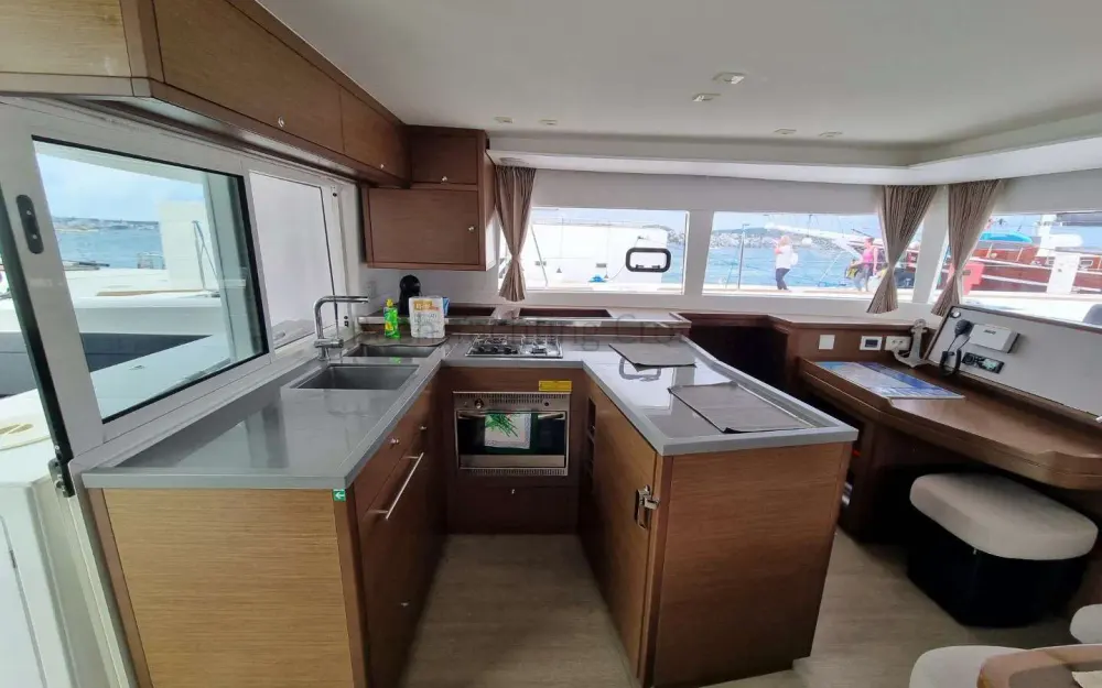 slider 1 Lagoon  450 Sport Top
