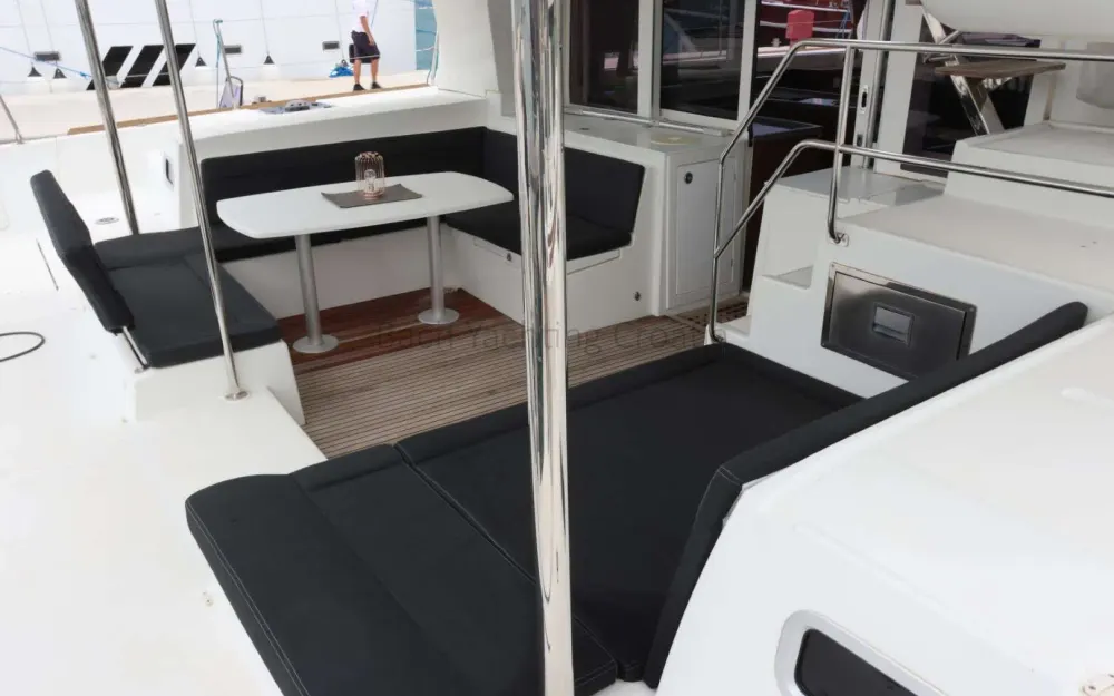 slider 28 Lagoon  450 Sport Top