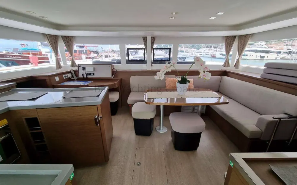 slider 5 Lagoon  450 Sport Top