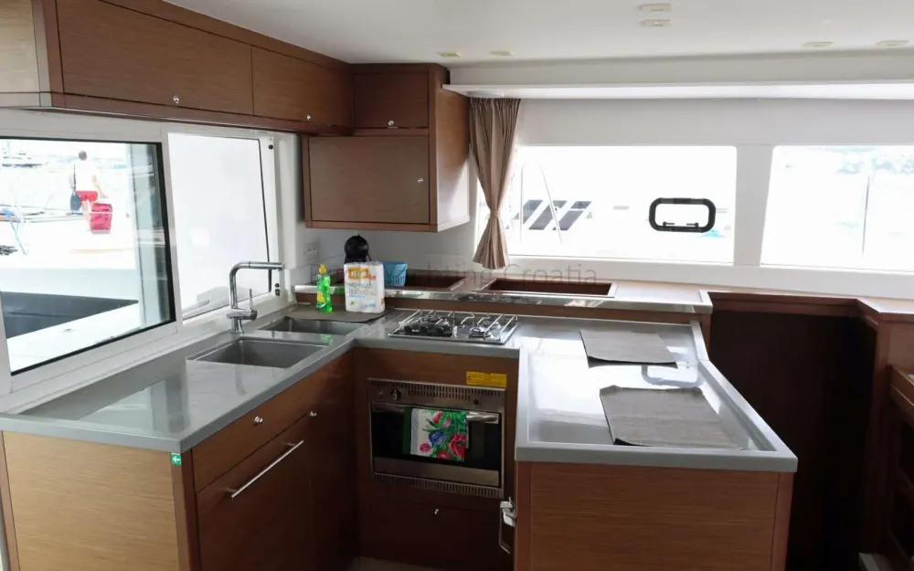 slider 6 Lagoon  450 Sport Top