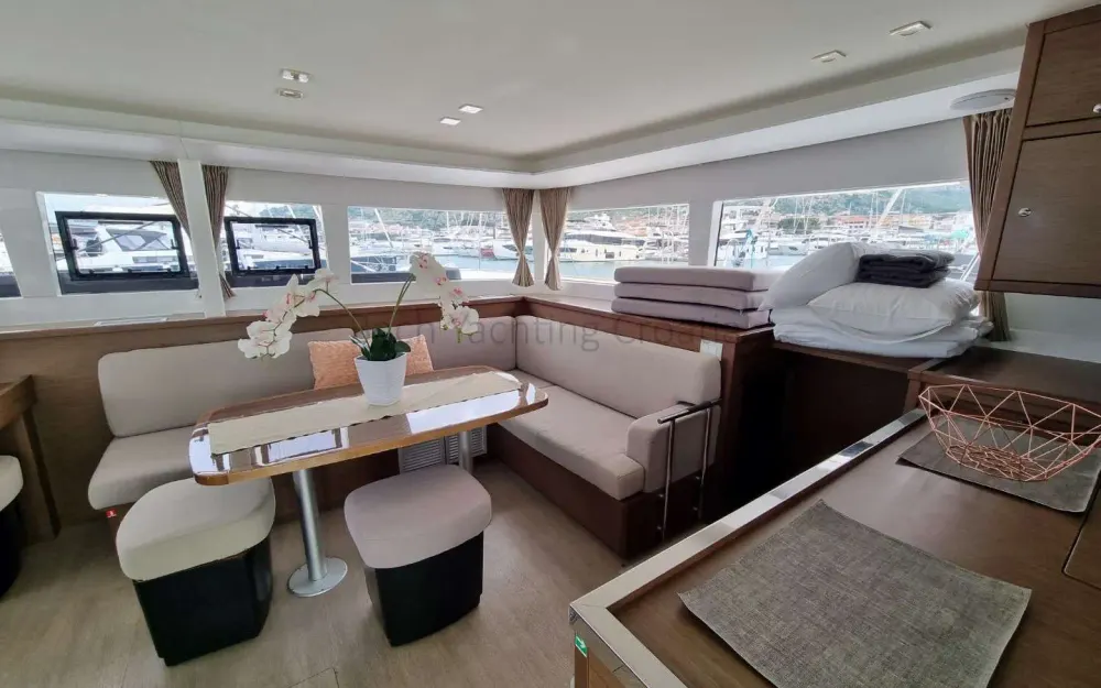 slider 8 Lagoon  450 Sport Top