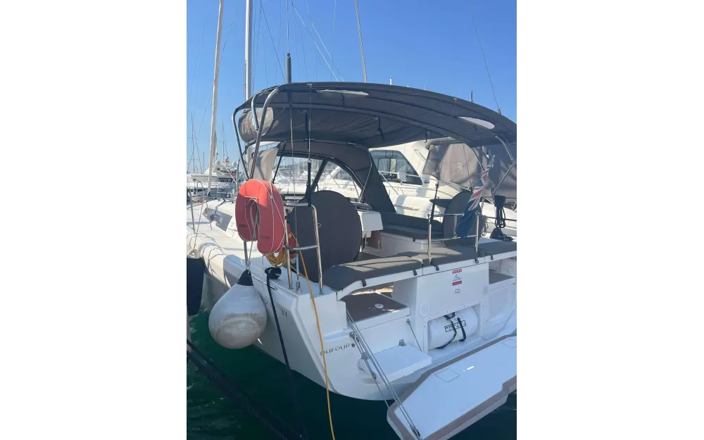 slider 5 Dufour Gib Sea 37