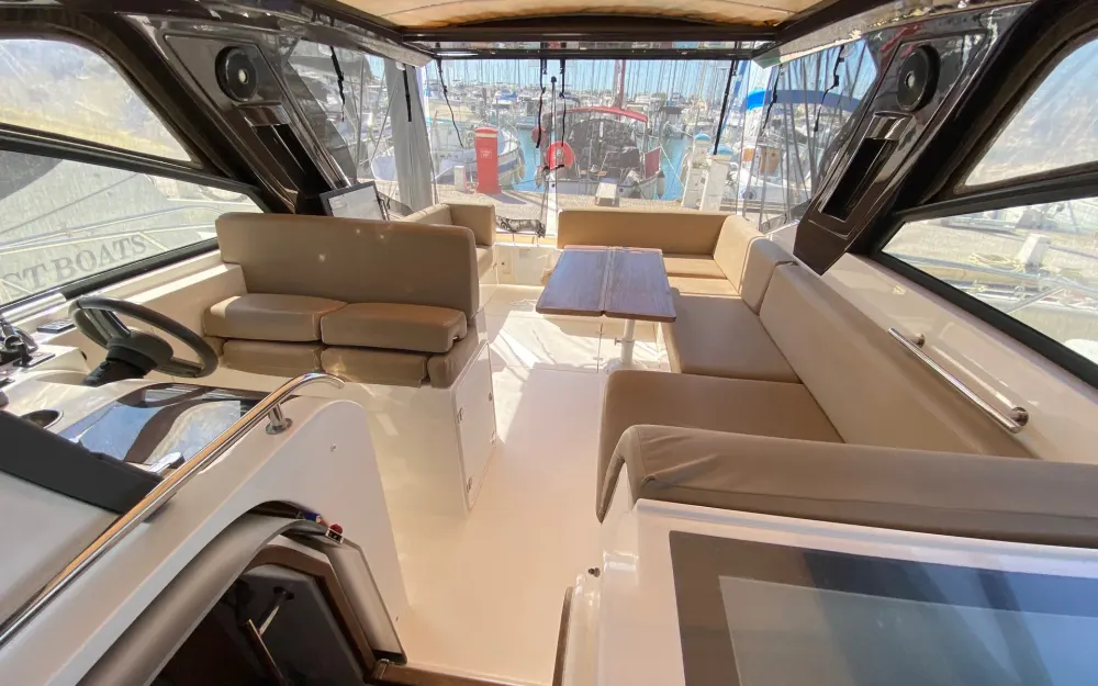 slider 9 Sealine  SC 35