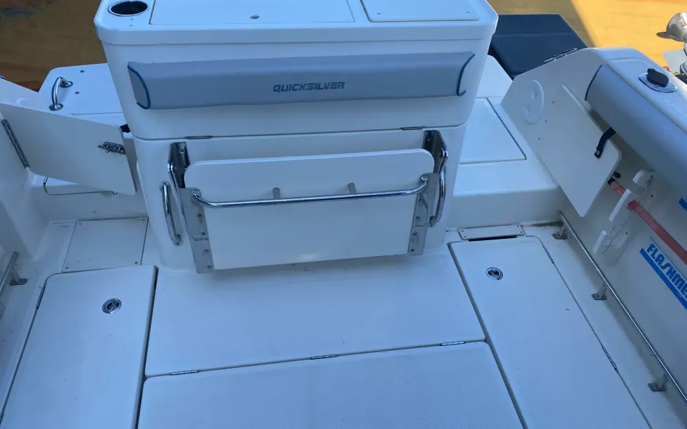 slider 4 Quicksilver Activ 705 Pilothouse