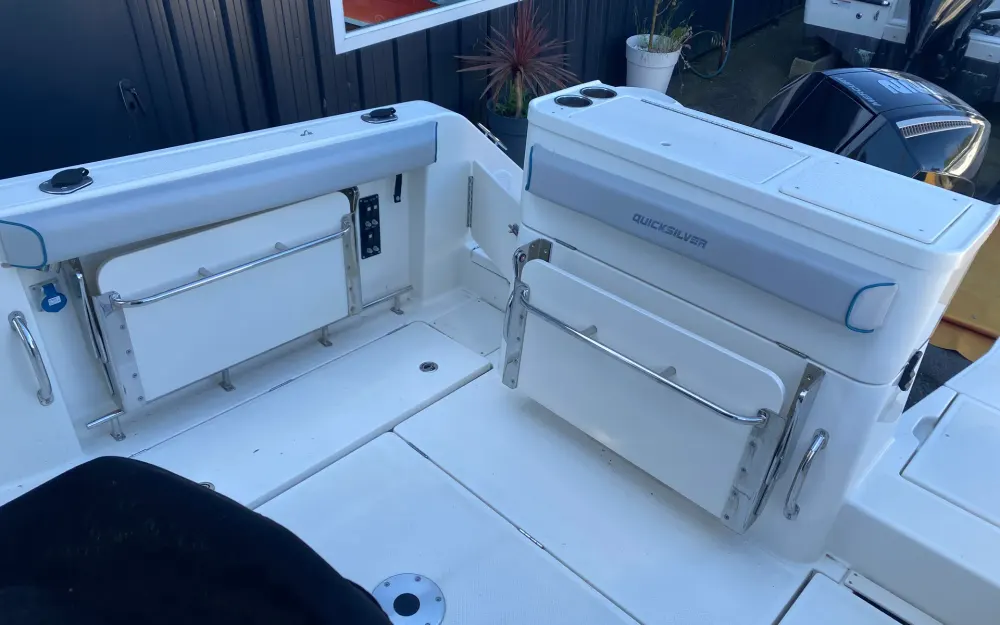 slider 5 Quicksilver Activ 705 Pilothouse