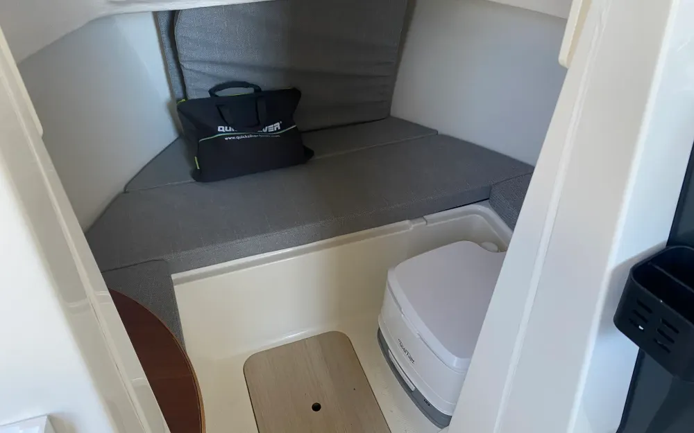 slider 6 Quicksilver Activ 705 Pilothouse
