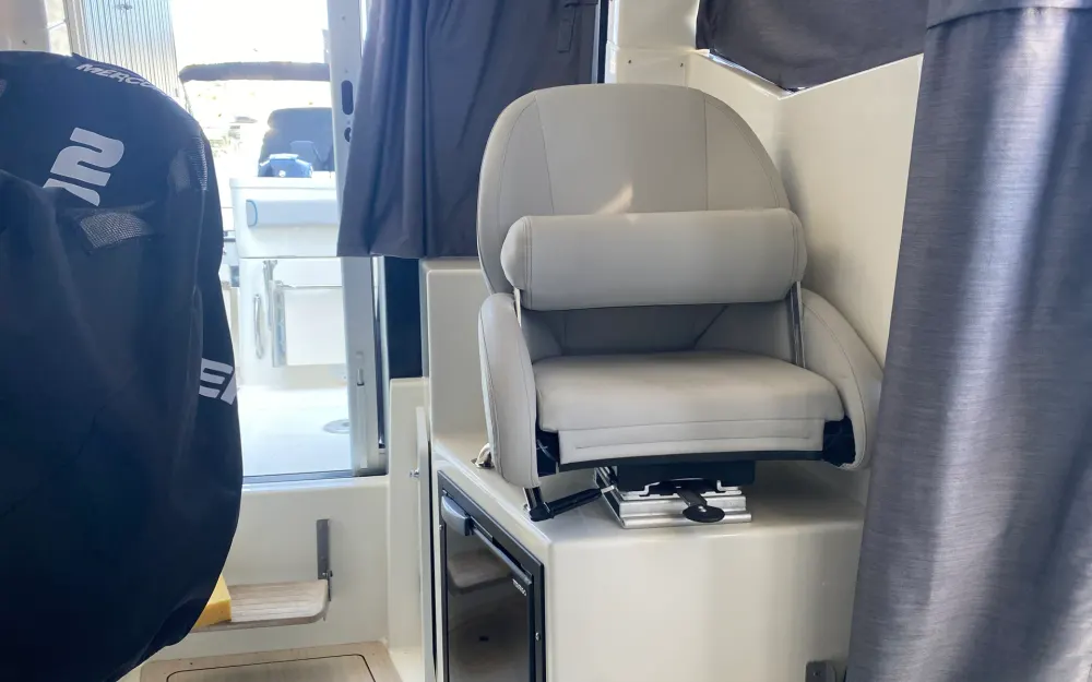 slider 8 Quicksilver Activ 705 Pilothouse