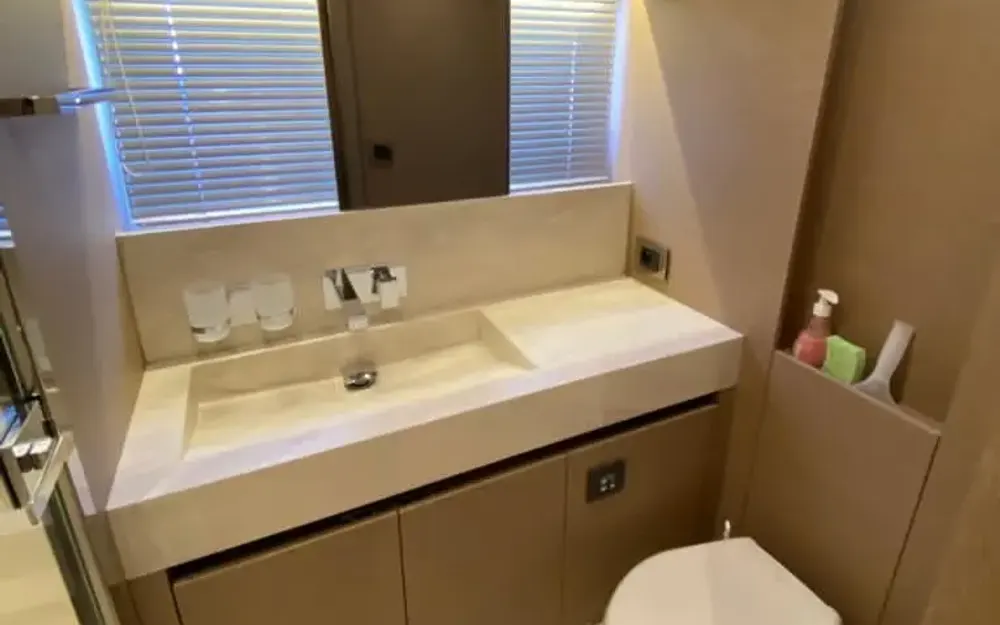 slider 9 Jeanneau Prestige 680 Fly