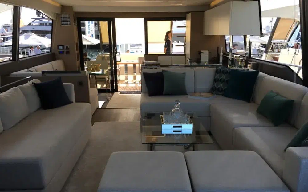 slider 1 Prestige Yachts 680 Fly