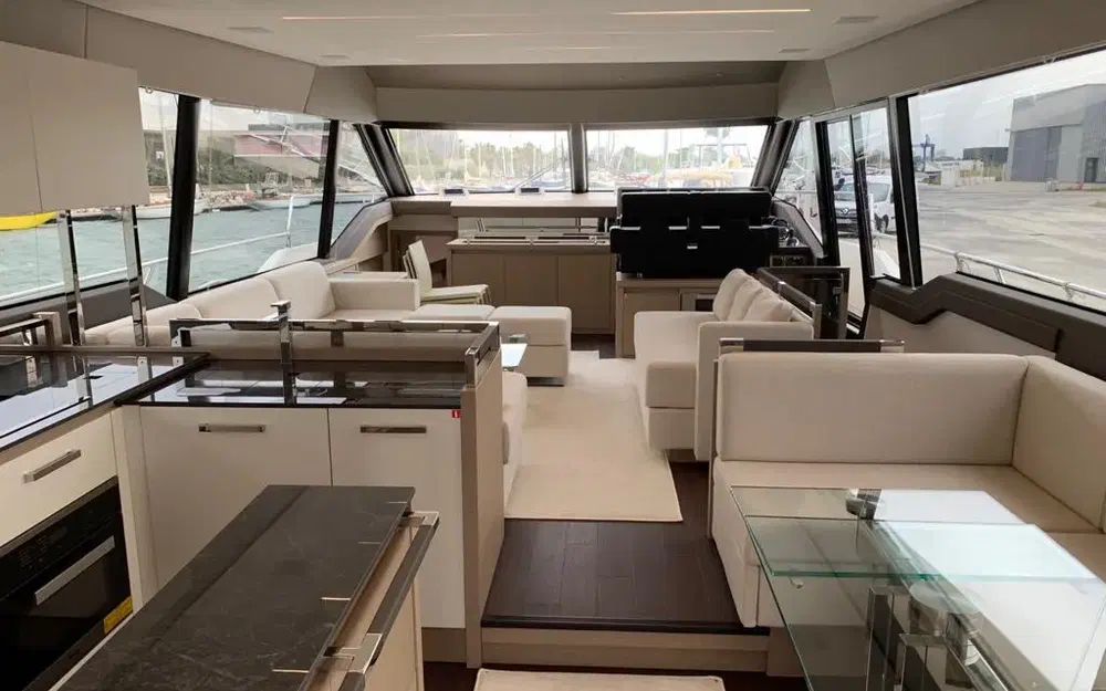 slider 2 Prestige Yachts 680 Fly