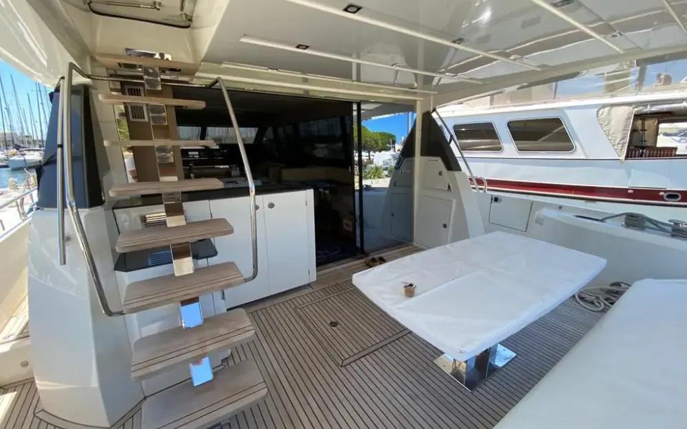 slider 3 Jeanneau Prestige 680 Fly
