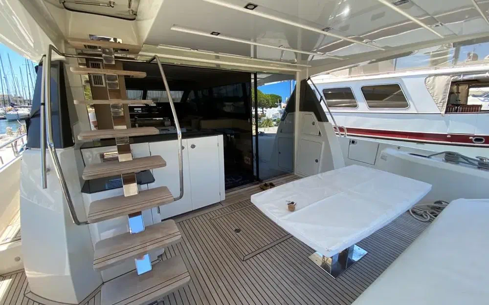 slider 3 Prestige Yachts 680 Fly