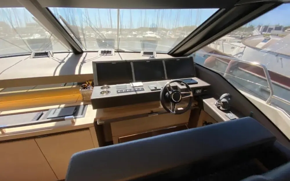 slider 5 Jeanneau Prestige 680 Fly