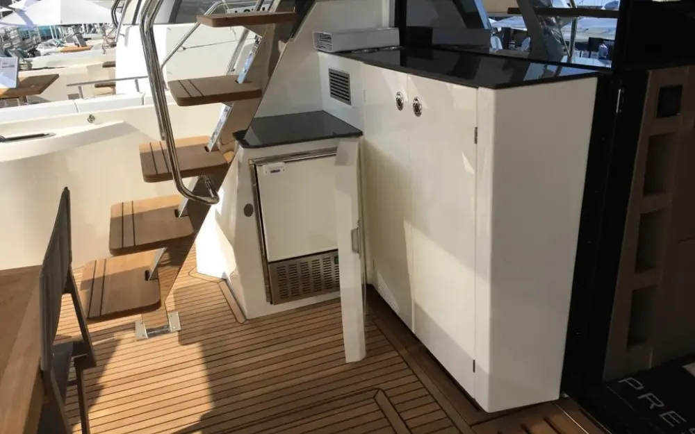 slider 6 Jeanneau Prestige 680 Fly